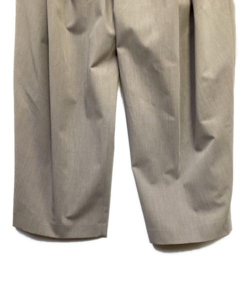 mizuiro-ind（ミズイロインド）mizuiro-ind (ミズイロインド) URBAN RESEARCH DOORS (アーバンリサーチドアーズ) high waist tuck pants（ハイウェスト タック パンツ） ライトグレー サイズ:-の古着・服飾アイテム
