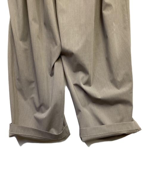 mizuiro-ind（ミズイロインド）mizuiro-ind (ミズイロインド) URBAN RESEARCH DOORS (アーバンリサーチドアーズ) high waist tuck pants（ハイウェスト タック パンツ） ライトグレー サイズ:-の古着・服飾アイテム