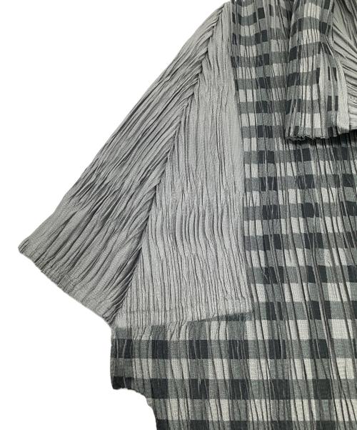 PLEATS PLEASE（プリーツプリーズ）PLEATS PLEASE (プリーツプリーズ) プリーツ 半袖シャツ グレー サイズ:4の古着・服飾アイテム