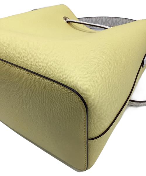 MICHAEL KORS（マイケルコース）MICHAEL KORS (マイケルコース) Suri Medium Bucket Messenger（スリ ミディアム バケット メッセンジャー）2WAYバッグ イエローの古着・服飾アイテム