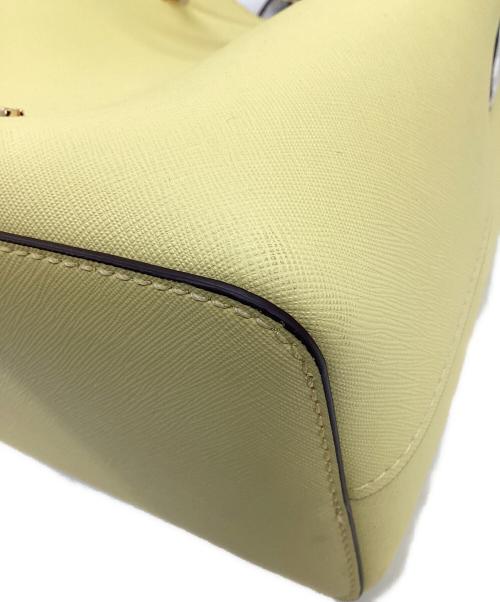 MICHAEL KORS（マイケルコース）MICHAEL KORS (マイケルコース) Suri Medium Bucket Messenger（スリ ミディアム バケット メッセンジャー）2WAYバッグ イエローの古着・服飾アイテム
