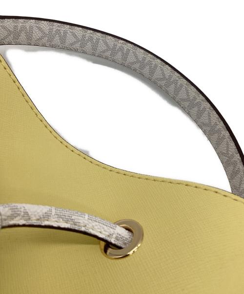 MICHAEL KORS（マイケルコース）MICHAEL KORS (マイケルコース) Suri Medium Bucket Messenger（スリ ミディアム バケット メッセンジャー）2WAYバッグ イエローの古着・服飾アイテム