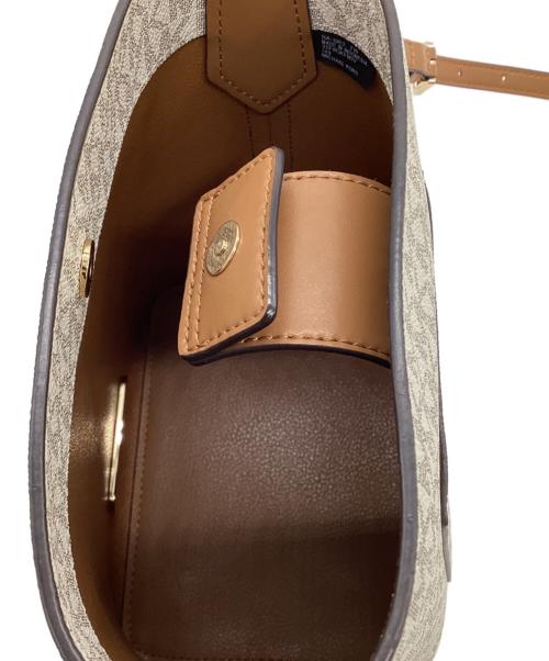 MICHAEL KORS（マイケルコース）MICHAEL KORS (マイケルコース) Kimberly Small Bucket Bag（キンバリー スモール バケット バッグ） ホワイト×ブラウンの古着・服飾アイテム