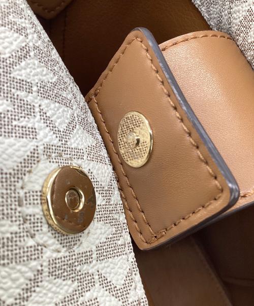 MICHAEL KORS（マイケルコース）MICHAEL KORS (マイケルコース) Kimberly Small Bucket Bag（キンバリー スモール バケット バッグ） ホワイト×ブラウンの古着・服飾アイテム
