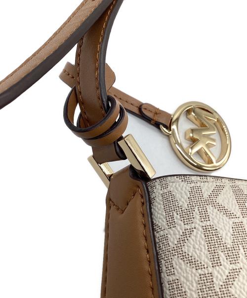 MICHAEL KORS（マイケルコース）MICHAEL KORS (マイケルコース) Kimberly Small Bucket Bag（キンバリー スモール バケット バッグ） ホワイト×ブラウンの古着・服飾アイテム