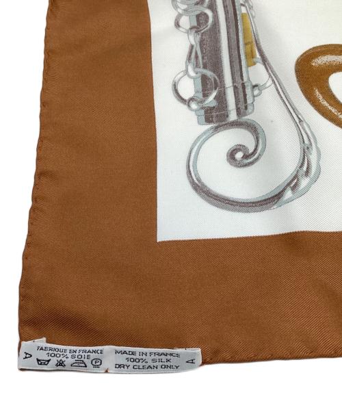 HERMES（エルメス）HERMES (エルメス) カレ90 ATTELAGE EN ARBALETE（馬車弓形連結）シルクスカーフ ブラウンの古着・服飾アイテム
