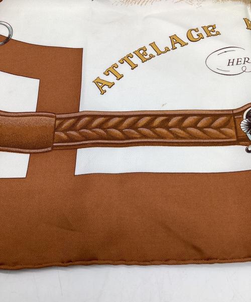 HERMES（エルメス）HERMES (エルメス) カレ90 ATTELAGE EN ARBALETE（馬車弓形連結）シルクスカーフ ブラウンの古着・服飾アイテム