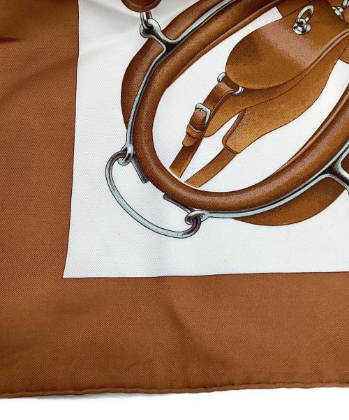 HERMES（エルメス）HERMES (エルメス) カレ90 ATTELAGE EN ARBALETE（馬車弓形連結）シルクスカーフ ブラウンの古着・服飾アイテム