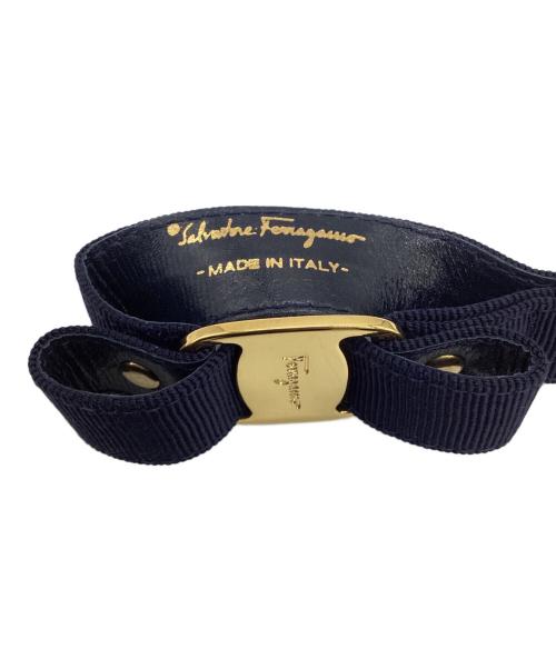 Salvatore Ferragamo（サルヴァトーレ フェラガモ）Salvatore Ferragamo (サルヴァトーレ フェラガモ) ヴァラリボン キーホルダー ネイビーの古着・服飾アイテム