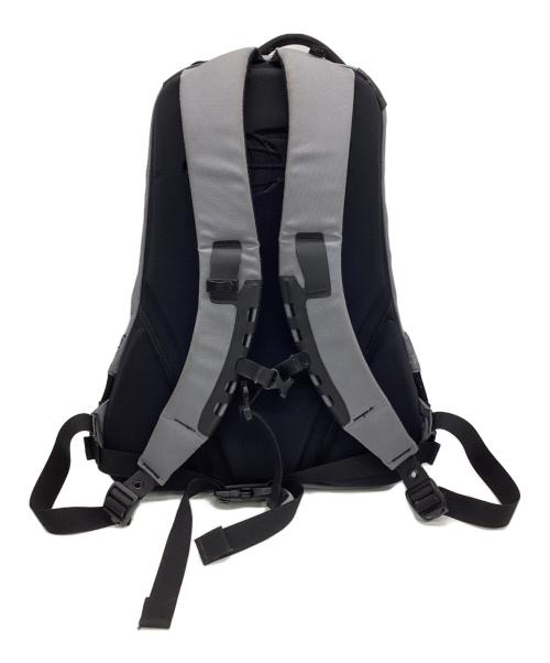 ARC'TERYX（アークテリクス）ARC'TERYX (アークテリクス) BEAMS (ビームス) 別注 ARRO16 Backpack  グレー×ブラックの古着・服飾アイテム