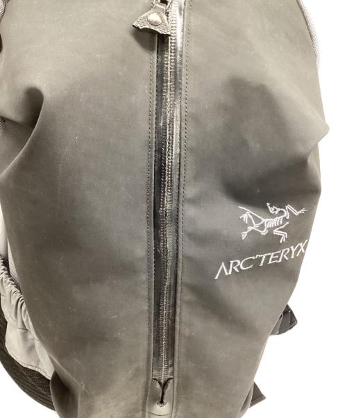 ARC'TERYX（アークテリクス）ARC'TERYX (アークテリクス) BEAMS (ビームス) 別注 ARRO16 Backpack  グレー×ブラックの古着・服飾アイテム