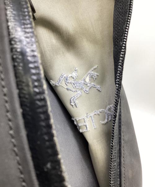 ARC'TERYX（アークテリクス）ARC'TERYX (アークテリクス) BEAMS (ビームス) 別注 ARRO16 Backpack  グレー×ブラックの古着・服飾アイテム