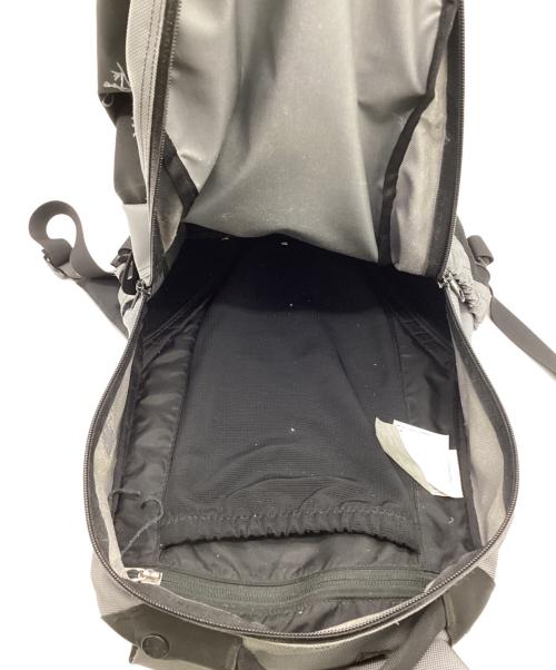 ARC'TERYX（アークテリクス）ARC'TERYX (アークテリクス) BEAMS (ビームス) 別注 ARRO16 Backpack  グレー×ブラックの古着・服飾アイテム