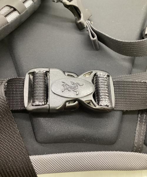 ARC'TERYX（アークテリクス）ARC'TERYX (アークテリクス) BEAMS (ビームス) 別注 ARRO16 Backpack  グレー×ブラックの古着・服飾アイテム