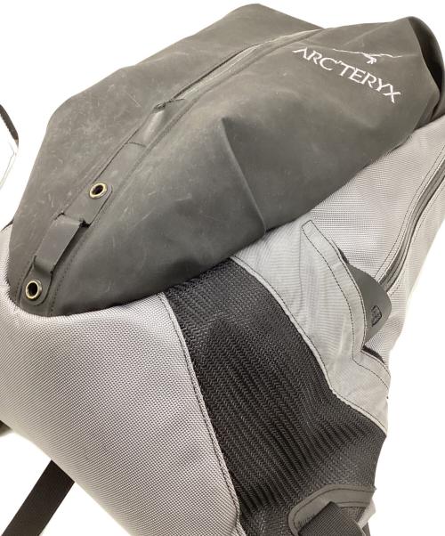 ARC'TERYX（アークテリクス）ARC'TERYX (アークテリクス) BEAMS (ビームス) 別注 ARRO16 Backpack  グレー×ブラックの古着・服飾アイテム