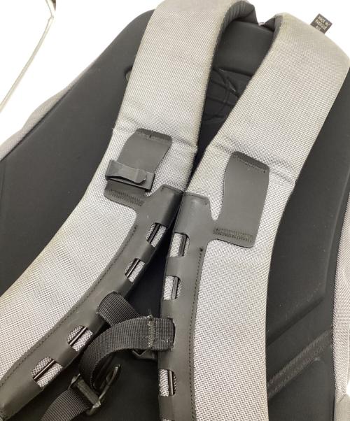 ARC'TERYX（アークテリクス）ARC'TERYX (アークテリクス) BEAMS (ビームス) 別注 ARRO16 Backpack  グレー×ブラックの古着・服飾アイテム