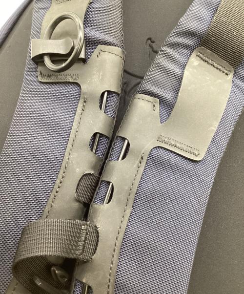 ARC'TERYX（アークテリクス）ARC'TERYX (アークテリクス) Arro 22 Backpack（アロー 22 バックパック） ネイビー×ブラックの古着・服飾アイテム