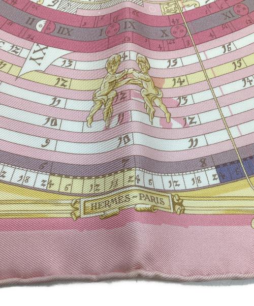 HERMES（エルメス）HERMES (エルメス) カレ45 DIES ET HORE（占星術）シルクスカーフ ピンクの古着・服飾アイテム