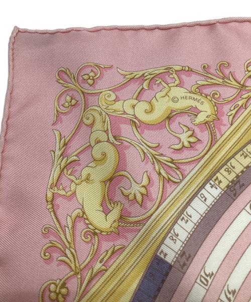 HERMES（エルメス）HERMES (エルメス) カレ45 DIES ET HORE（占星術）シルクスカーフ ピンクの古着・服飾アイテム
