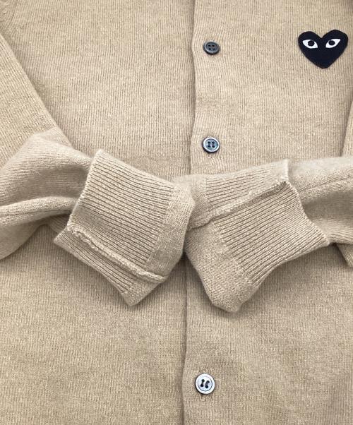 PLAY COMME des GARCONS（プレイコムデギャルソン）PLAY COMME des GARCONS (プレイコムデギャルソン) クルーネック カーディガン ベージュ サイズ:Mの古着・服飾アイテム