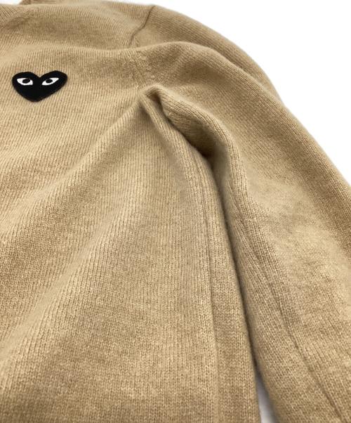 PLAY COMME des GARCONS（プレイコムデギャルソン）PLAY COMME des GARCONS (プレイコムデギャルソン) クルーネック カーディガン ベージュ サイズ:Mの古着・服飾アイテム