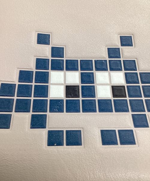 ANYA HINDMARCH（アニヤ・ハインドマーチ）ANYA HINDMARCH (アニヤ・ハインドマーチ) Space Invaders（スペースインベーダー）リュック ベージュの古着・服飾アイテム