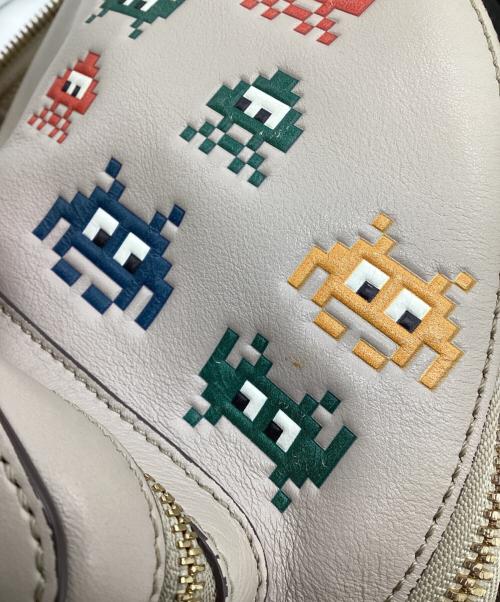 ANYA HINDMARCH（アニヤ・ハインドマーチ）ANYA HINDMARCH (アニヤ・ハインドマーチ) Space Invaders（スペースインベーダー）リュック ベージュの古着・服飾アイテム