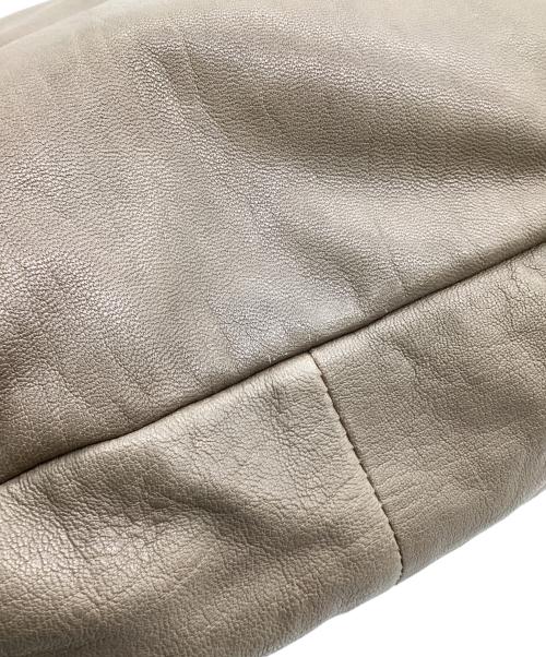 JIMMY CHOO（ジミーチュウ）JIMMY CHOO (ジミーチュウ) バイカー ショルダーバッグ ベージュの古着・服飾アイテム