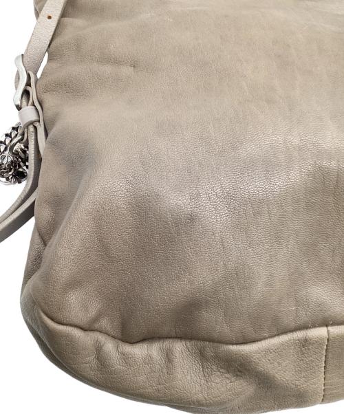 JIMMY CHOO（ジミーチュウ）JIMMY CHOO (ジミーチュウ) バイカー ショルダーバッグ ベージュの古着・服飾アイテム