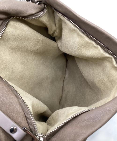 JIMMY CHOO（ジミーチュウ）JIMMY CHOO (ジミーチュウ) バイカー ショルダーバッグ ベージュの古着・服飾アイテム