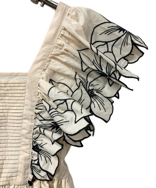 eimy istoire（エイミーイストワール）eimy istoire (エイミーイストワール) エンブロイダリーフリルトップス ベージュ サイズ:Fの古着・服飾アイテム