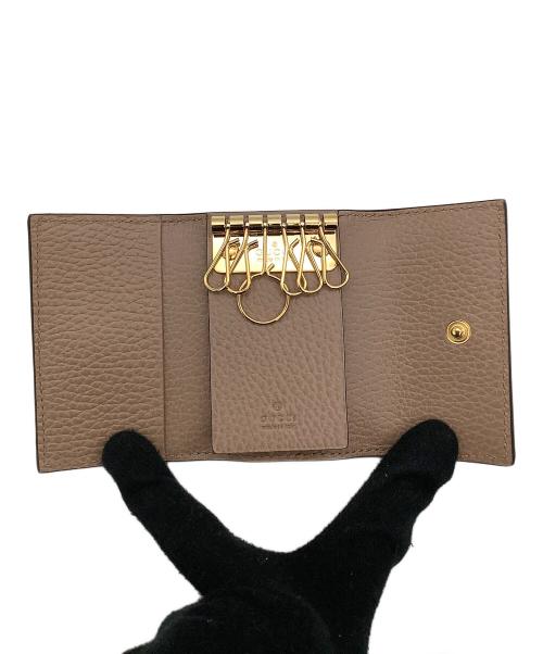 GUCCI（グッチ）GUCCI (グッチ) GGマーモント ダブルGレザーキーケース 456118 ベージュ×ピンクの古着・服飾アイテム