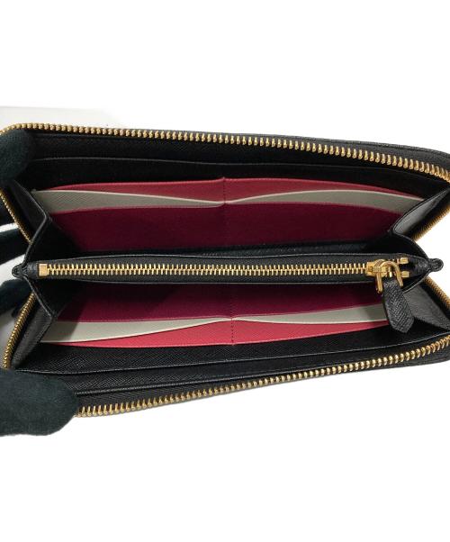 PRADA（プラダ）PRADA (プラダ) サフィアーノラウンドジップファスナー財布 1ML506 ブラック×ピンクの古着・服飾アイテム