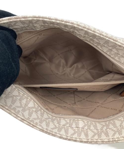 MICHAEL KORS（マイケル・コース）MICHAEL KORS (マイケルコース) ショルダーバッグ　ジェット セット トラベル シグネチャー ラージ メッセンジャー ホワイト×ブラウンの古着・服飾アイテム