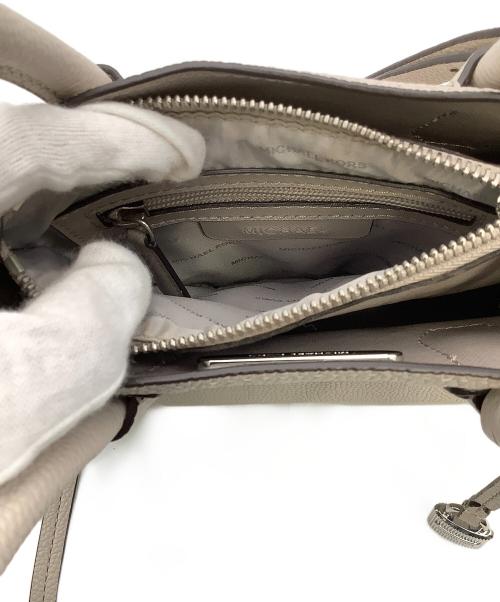 MICHAEL KORS（マイケル・コース）MICHAEL KORS (マイケル・コース) 2WAYバッグ Mercer Medium Messenger Bag ライトグレーの古着・服飾アイテム