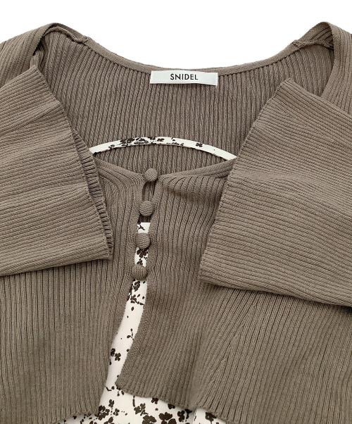 Snidel（スナイデル）Snidel (スナイデル) ニットカーデ&プリントキャミワンピース ホワイト×ブラウンの古着・服飾アイテム