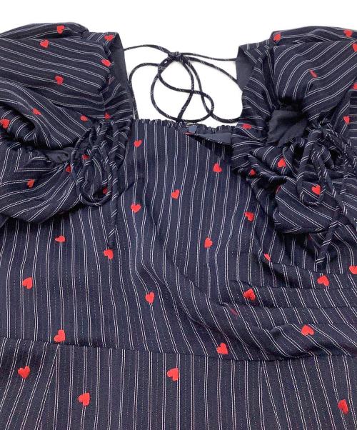 FRAY ID（フレイ アイディー）FRAY ID (フレイ アイディー) 半袖ワンピース ハートエンブロイダリーワンピース ネイビー×レッドの古着・服飾アイテム