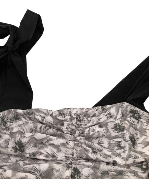 Snidel（スナイデル）Snidel (スナイデル) キャミソールワンピース ショルダーリボンフラワーワンピース グレー×ブラックの古着・服飾アイテム