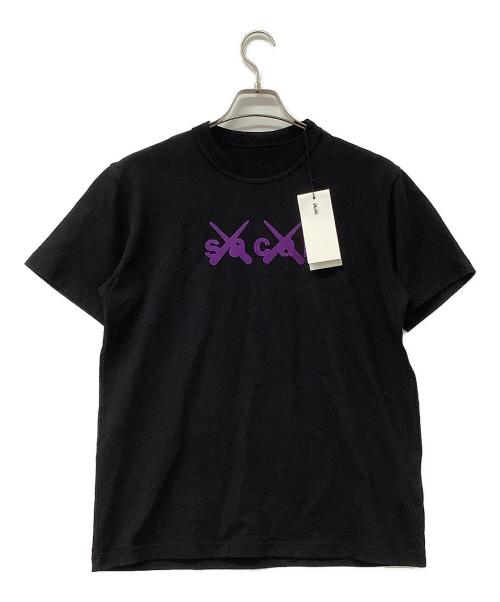 sacai（サカイ）sacai (サカイ) KAWS (カウズ) 半袖Tシャツ Flock Logo Print T-Shirt ブラック サイズ:1の古着・服飾アイテム