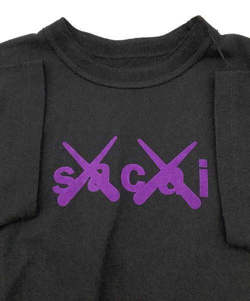sacai（サカイ）sacai (サカイ) KAWS (カウズ) 半袖Tシャツ Flock Logo Print T-Shirt ブラック サイズ:1の古着・服飾アイテム