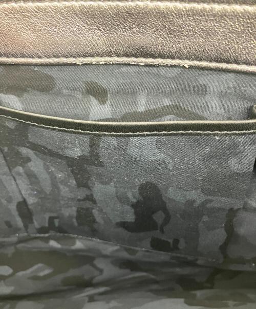 JIMMY CHOO（ジミーチュウ）JIMMY CHOO (ジミーチュウ) スタッズクラッチバッグ　Z6KJL6　星 シルバーの古着・服飾アイテム