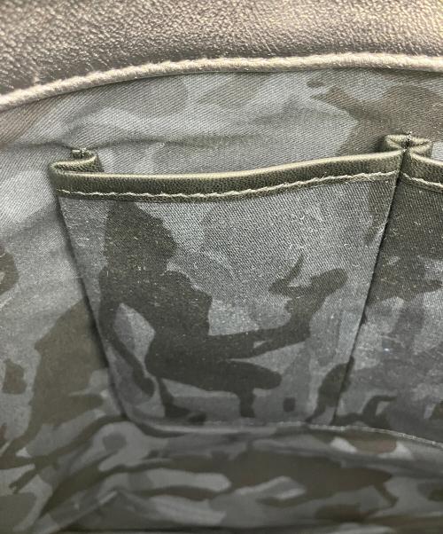 JIMMY CHOO（ジミーチュウ）JIMMY CHOO (ジミーチュウ) スタッズクラッチバッグ　Z6KJL6　星 シルバーの古着・服飾アイテム