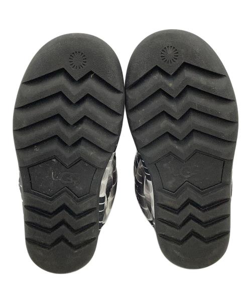 UGG（アグ）UGG (アグ) ブーツ Classic Maxi Wavelength Short ブラック×ホワイト サイズ:JAPAN 24の古着・服飾アイテム