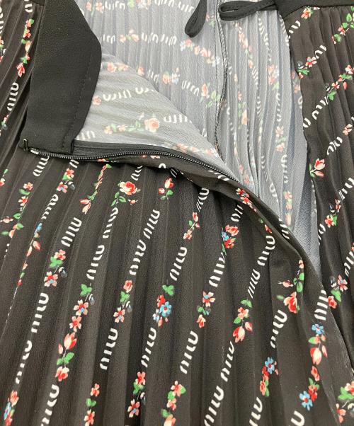 MIU MIU（ミュウミュウ）MIU MIU (ミュウミュウ) プリーツスカート　花柄 ブラック サイズ:Sの古着・服飾アイテム