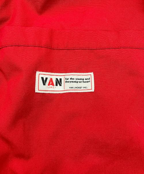 VAN JAC（ヴァン・ヂャケット）VAN JAC (ヴァン・ヂャケット) バックロゴ刺繍スウィングトップ（ドリズラージャケット） レッド サイズ:Mの古着・服飾アイテム