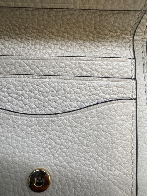 TORY BURCH（トリーバーチ）TORY BURCH (トリーバーチ) TORY BURCH　2つ折り財布 アイボリーの古着・服飾アイテム