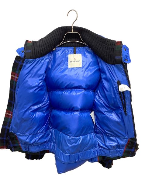 MONCLER（モンクレール）MONCLER (モンクレール) ダウンジャケット ブルー×ブラック×レッド×グリーンの古着・服飾アイテム