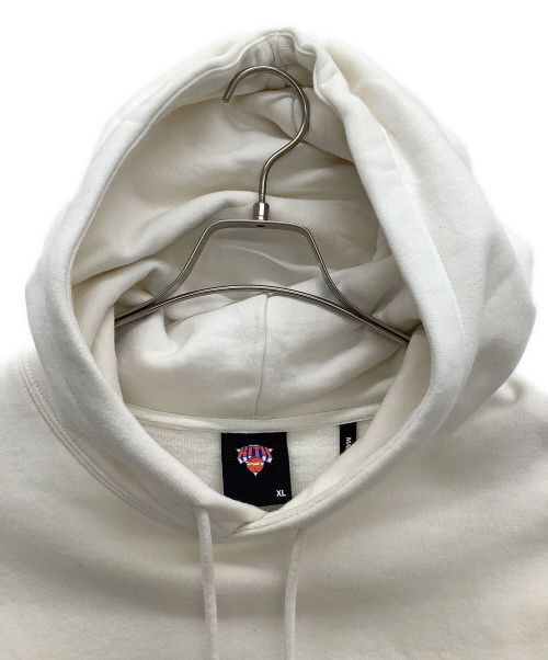 KITH（キス）KITH (キス) New York Knicks プルオーバーパーカー ベージュ サイズ:XLの古着・服飾アイテム