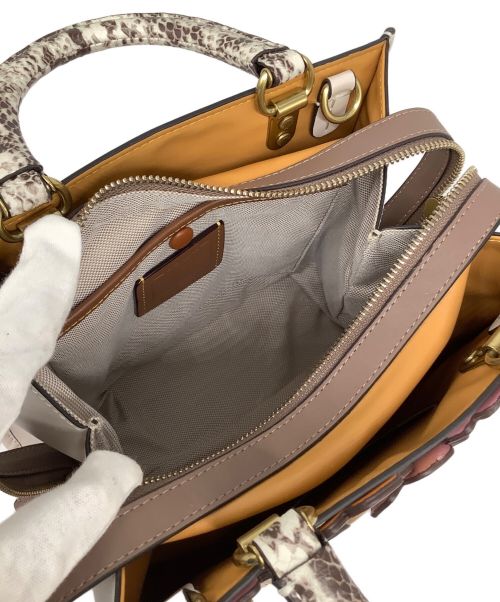 COACH（コーチ）COACH (コーチ) ローグ 25 カラーブロック ウィズ ティー ローズ アンド スネークスキン ディテール ベージュの古着・服飾アイテム