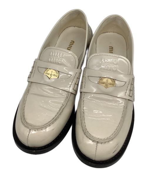 MIU MIU（ミュウミュウ）MIU MIU (ミュウミュウ) ペニーローファー ベージュ サイズ:361/2の古着・服飾アイテム